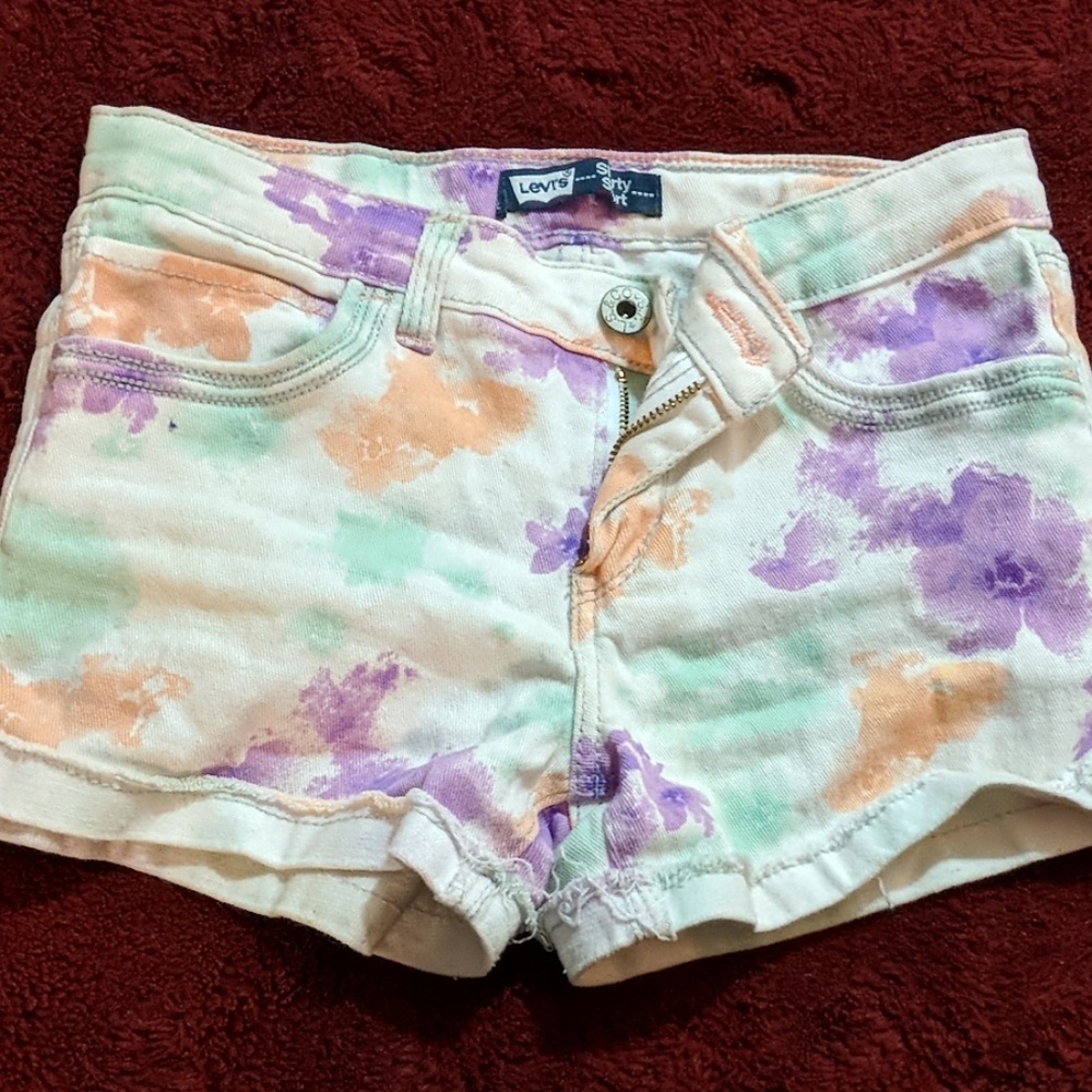 Girls denim Levi shorty Short shorts.